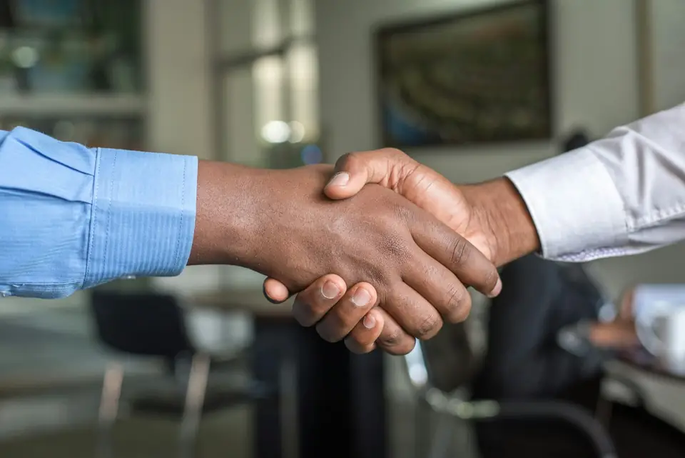 Aperto de mão entre contador e cliente após reunião